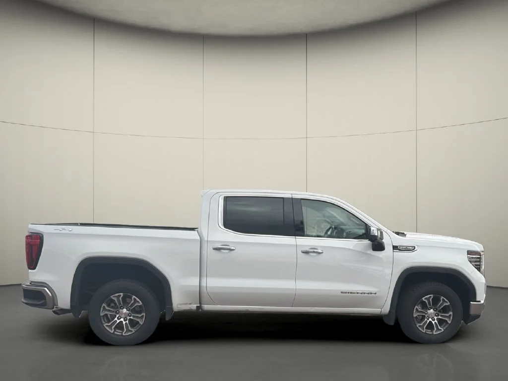 Used 2025 White GMC SLT image 8