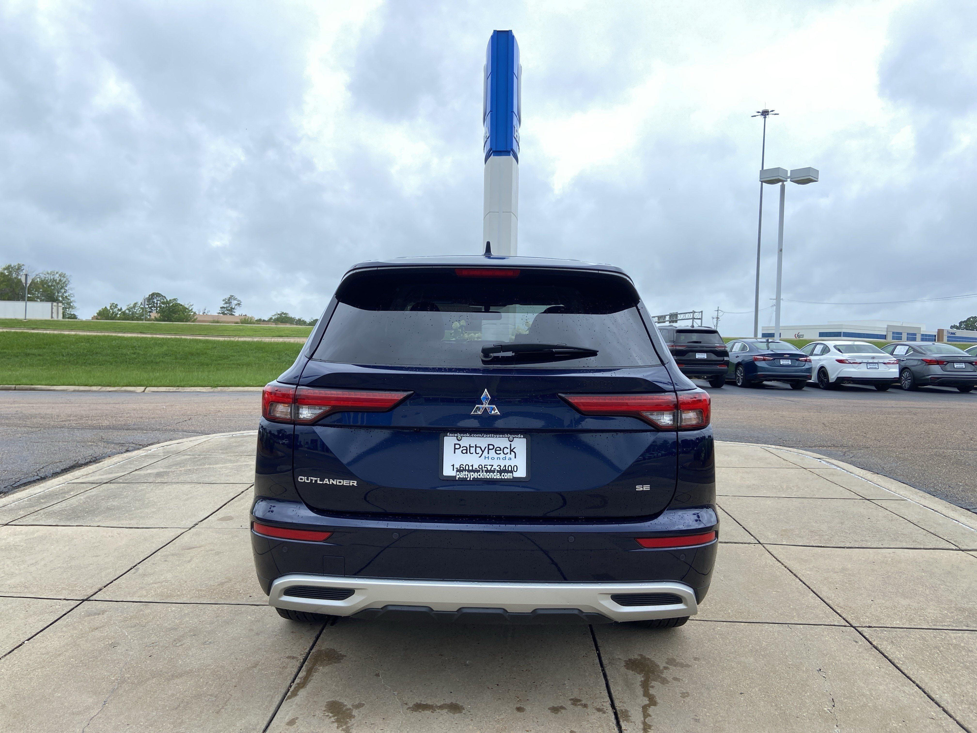 Used 2023 Cosmic Blue Metallic Mitsubishi SE image 5