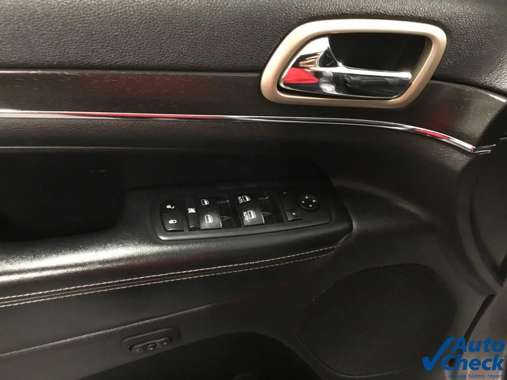 Used 2016 Silver Jeep Limited image 22