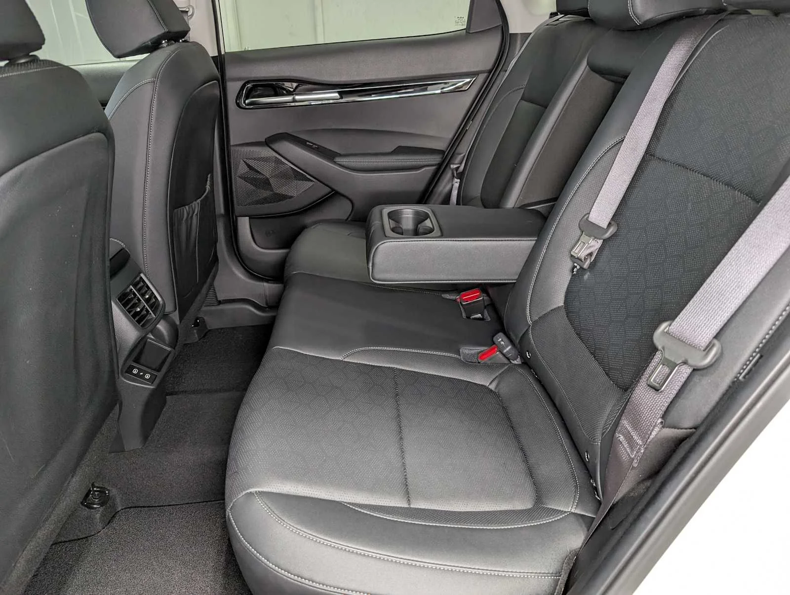 Used 2024 Snow White Pearl Kia SX image 23