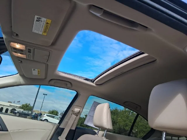 Used 2017  Honda Touring image 33