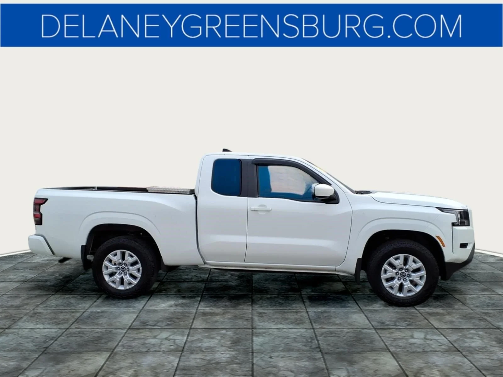 Used 2023 Glacier White Qak Nissan SV image 2