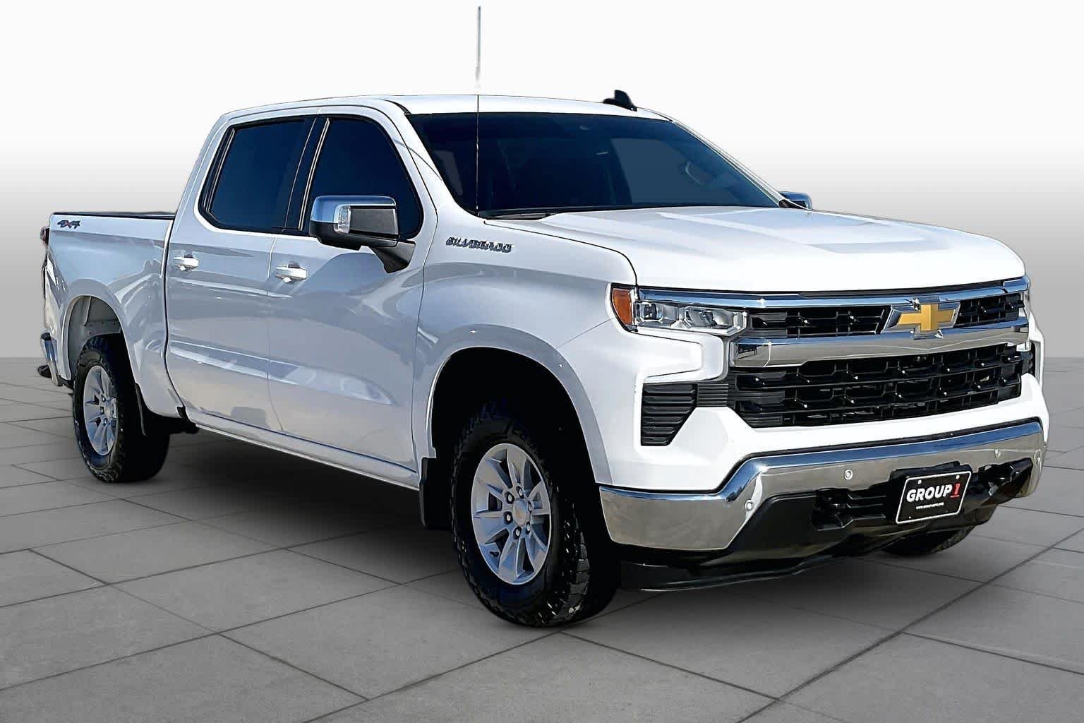 Used 2025 Summit White Chevrolet LT image 3