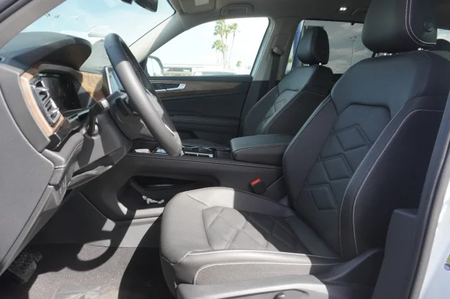New 2026 Opal White Pearl Volkswagen 2.0T SE W/TECHNOLOGY image 18