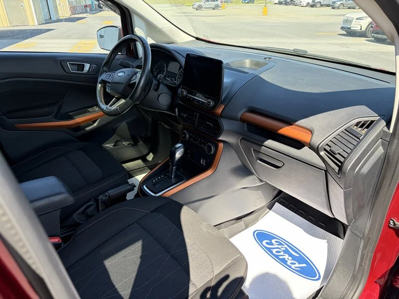 Used 2021 Red Ford SE image 7