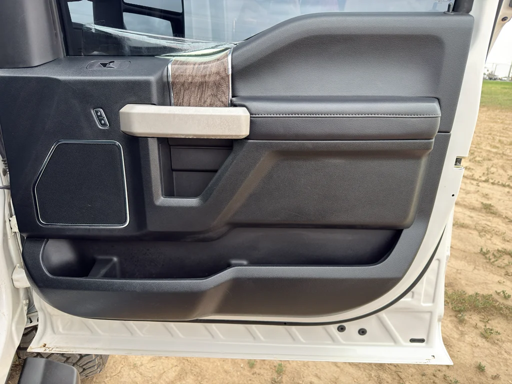 Used 2018 White Platinum Metallic Tri-Coat Ford LARIAT image 9