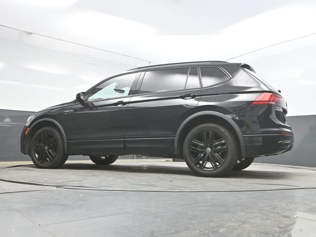 Used 2022 Black Volkswagen 2.0T SE R-Line Black image 28
