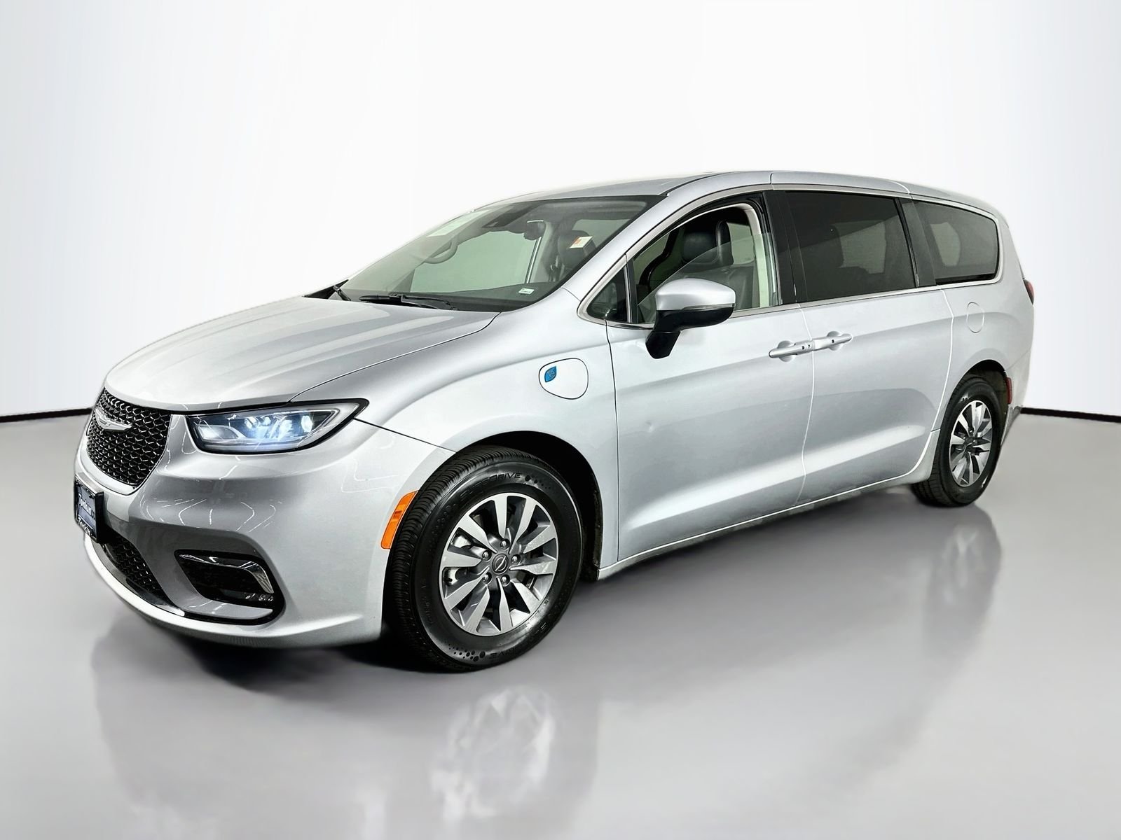 Used 2023 Silver Mist Clearcoat Chrysler Touring L image 4
