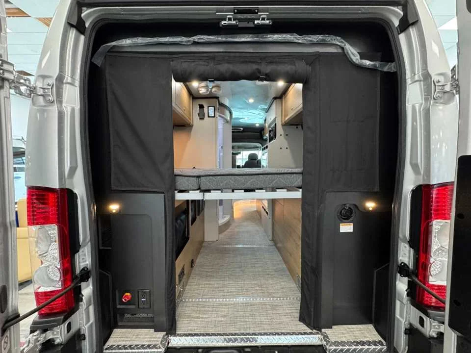 New 2027 BRIGHT SILVER METALLIC AIRSTREAM  image 7