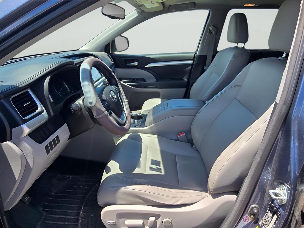 Used 2014 Shoreline Blue Pearl Toyota XLE image 9