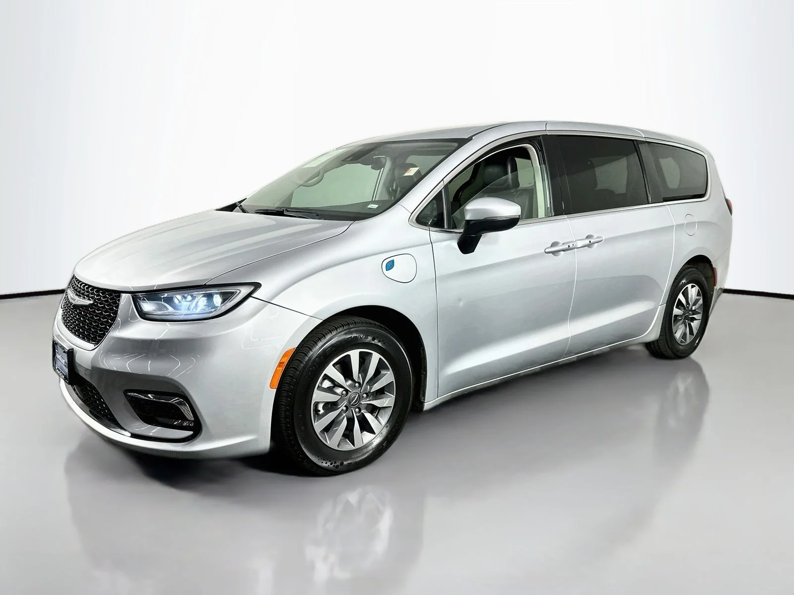 Used 2023 Silver Mist Clearcoat Chrysler Touring L image 4