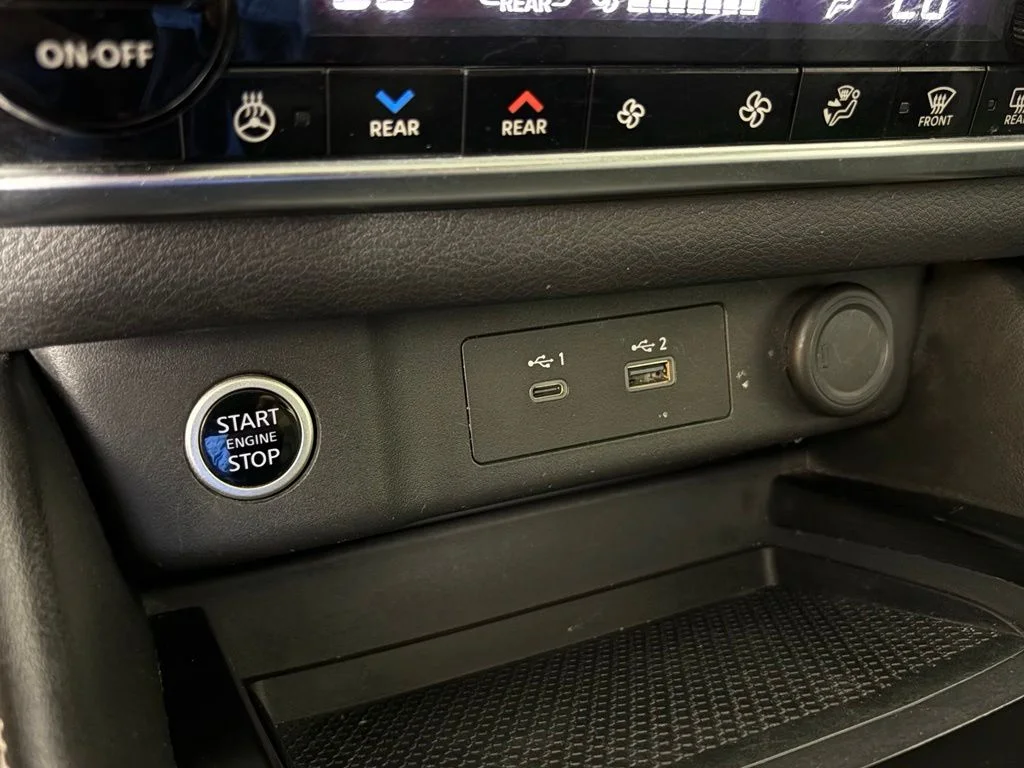 Used 2022 White Nissan SL image 27