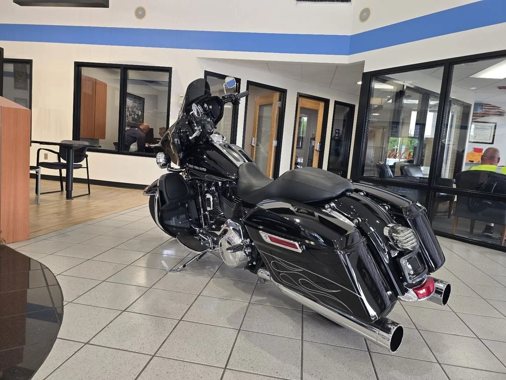Used 2016 Crystal Black Pearl Harley-Davidson  image 2