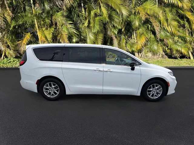 Used 2025 White Chrysler Select image 3