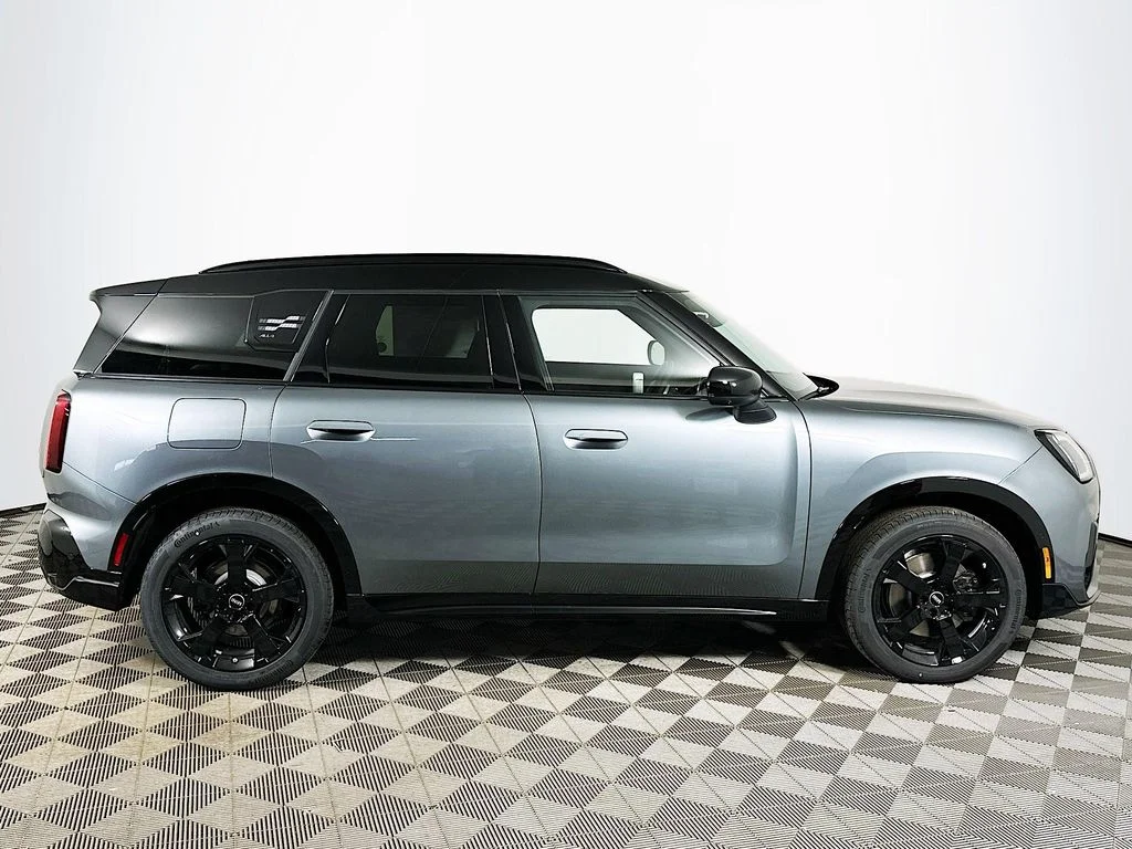 New 2026 Green Metallic MINI Iconic image 4