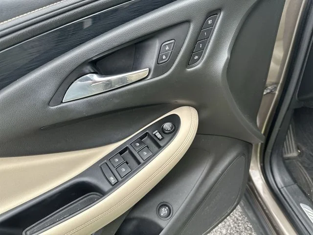 Used 2018 Brown Buick Essence image 17