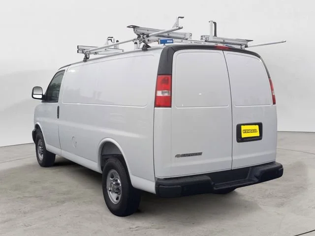 New 2025 Summit White Chevrolet WT image 3