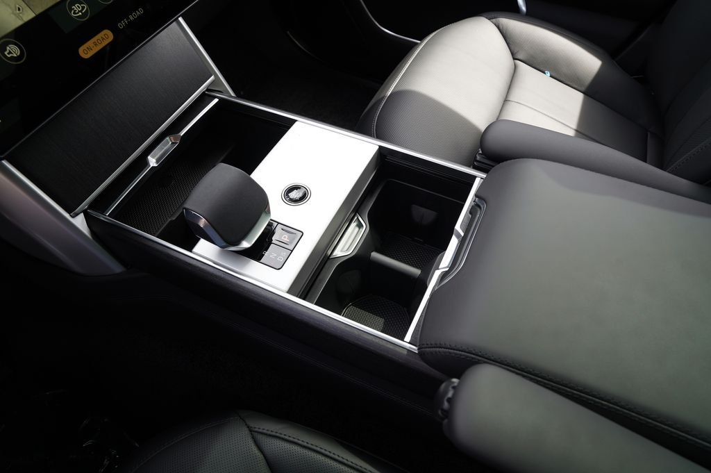 New 2026 Santorini Black Land Rover SE image 35