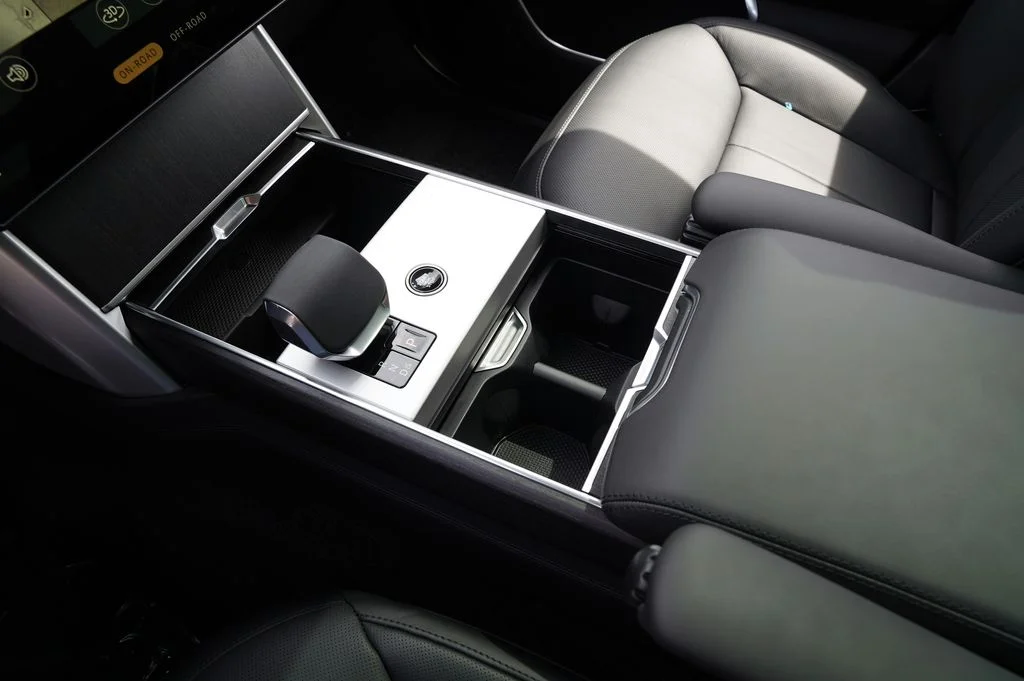 New 2026 Santorini Black Land Rover SE image 35