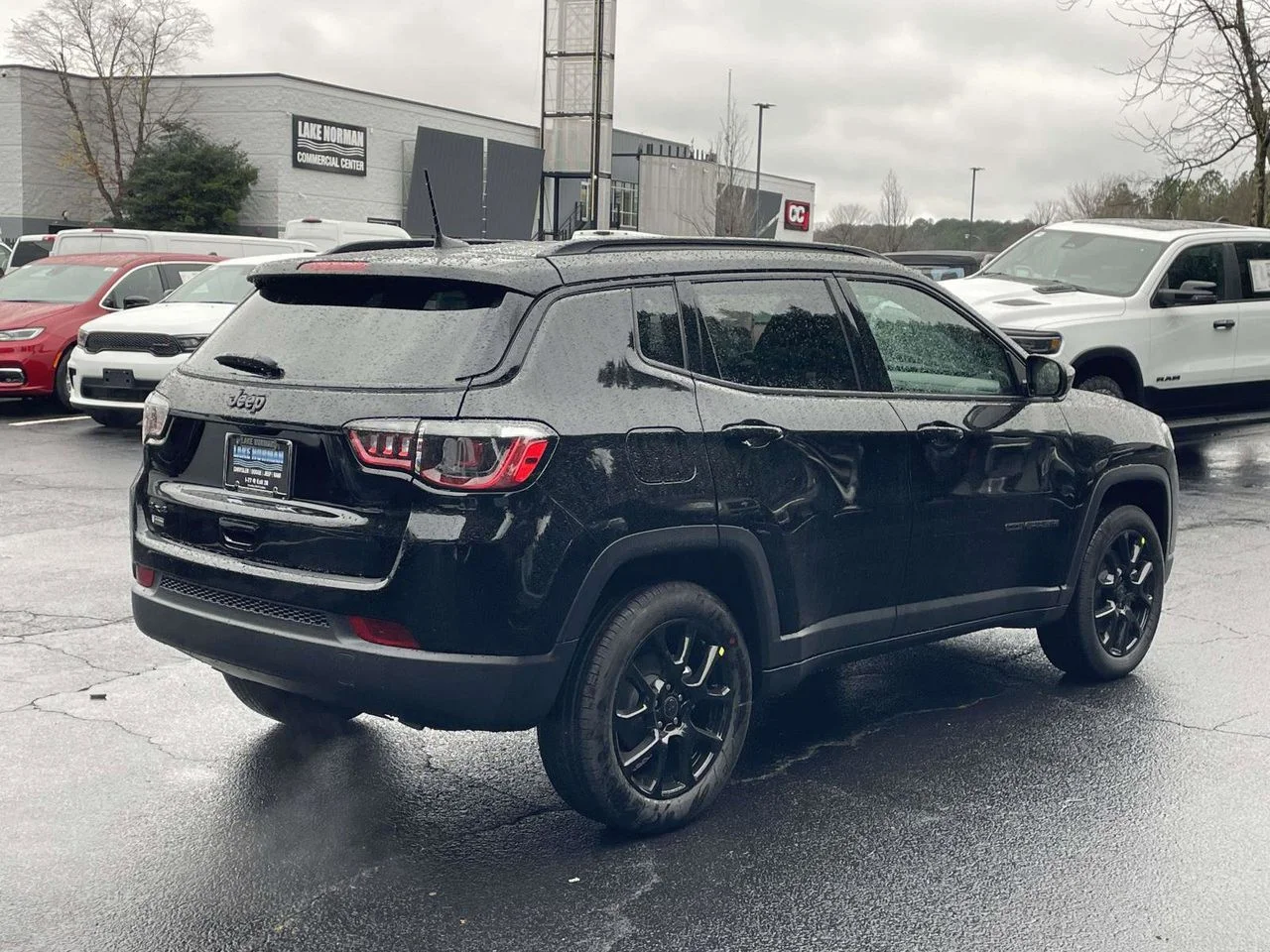 New 2026 Diamond Black Crystal Pearl-Coat Exterior Paint Jeep Latitude image 9