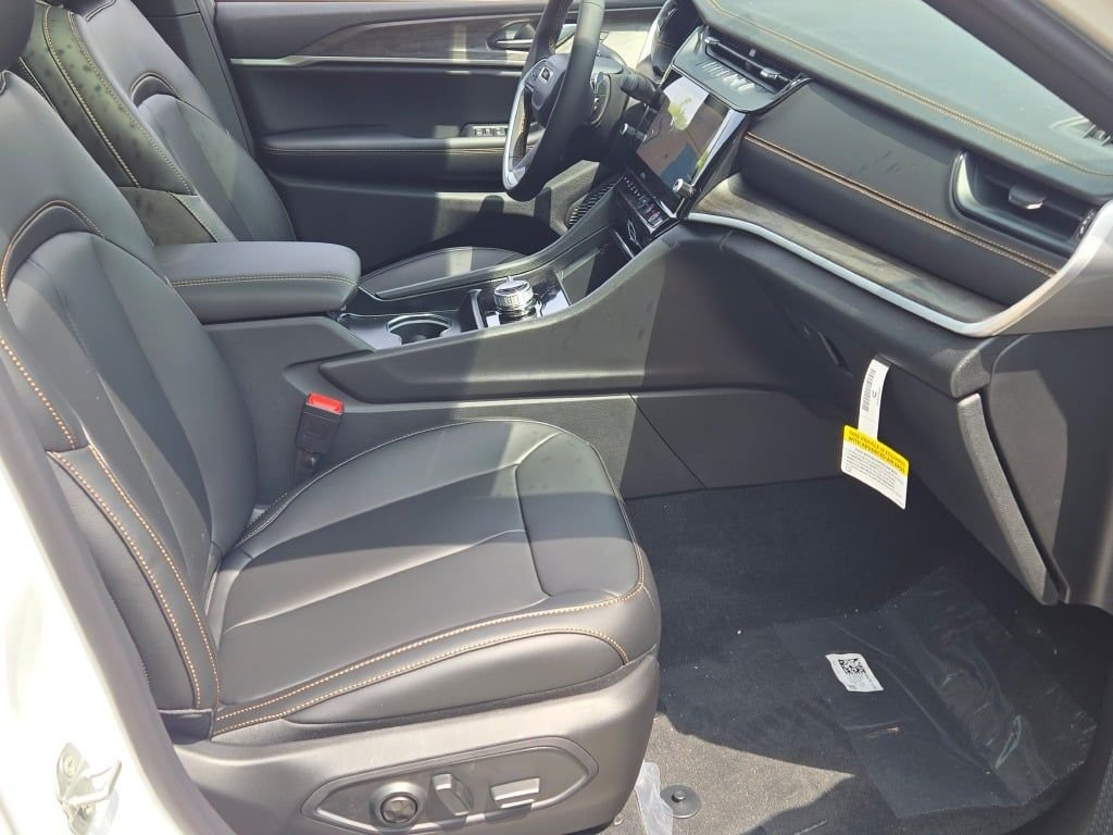 New 2026 Bright White Clear-Coat Exterior Paint Jeep  image 5