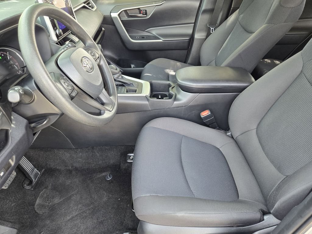 2024 Toyota RAV4 LE - Photo 8