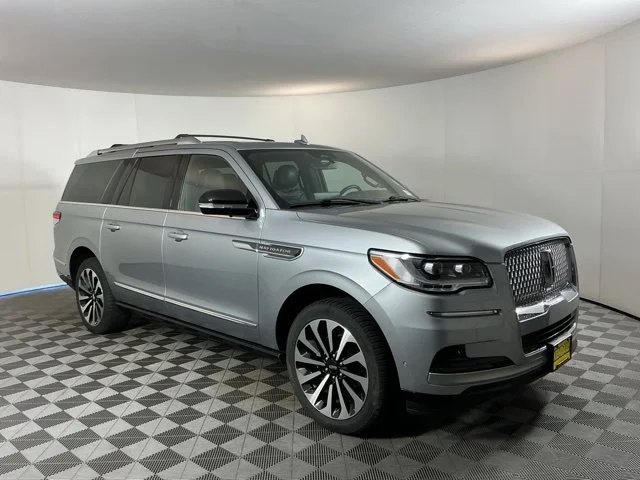 Used 2023 Silver Lincoln Reserve image 3
