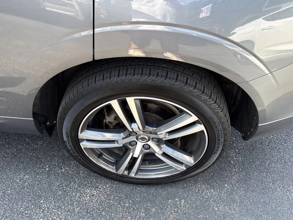 Used 2019 Gray Volvo T6 Momentum image 8