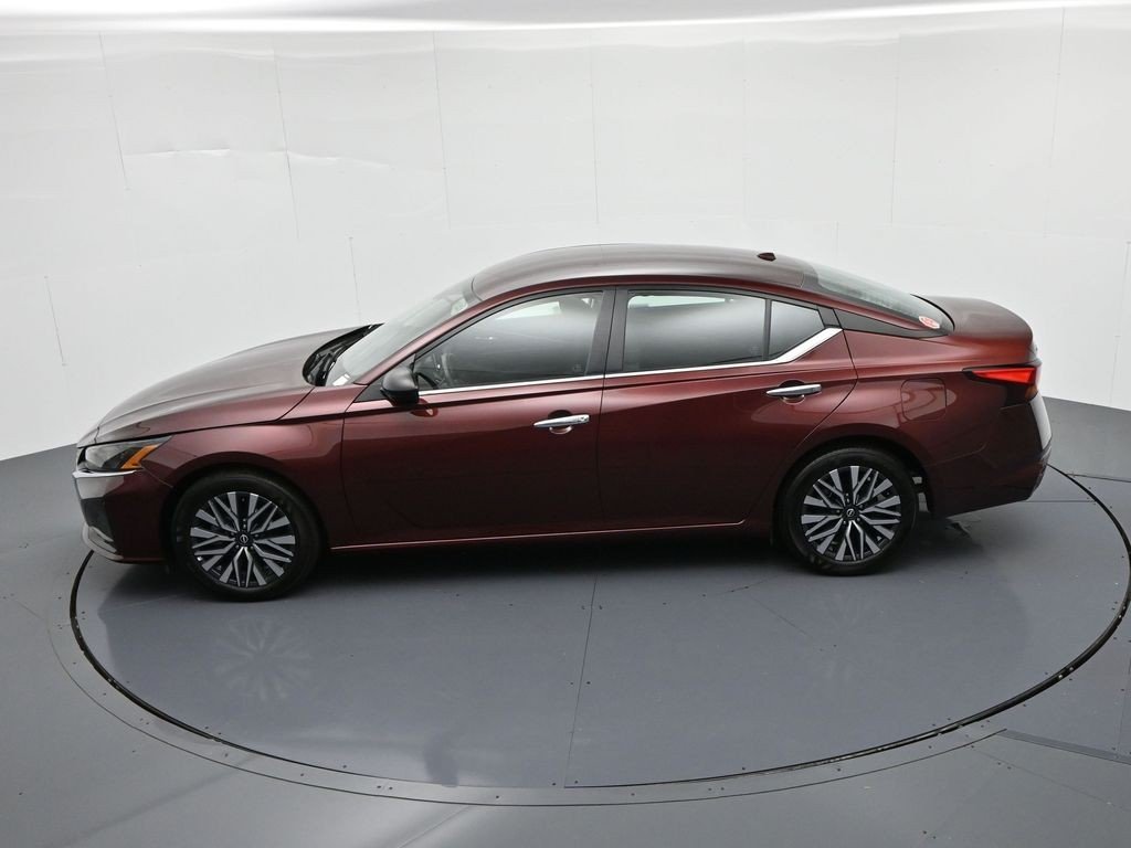 Used 2025 Garnet Pearl Nissan SV FWD image 17