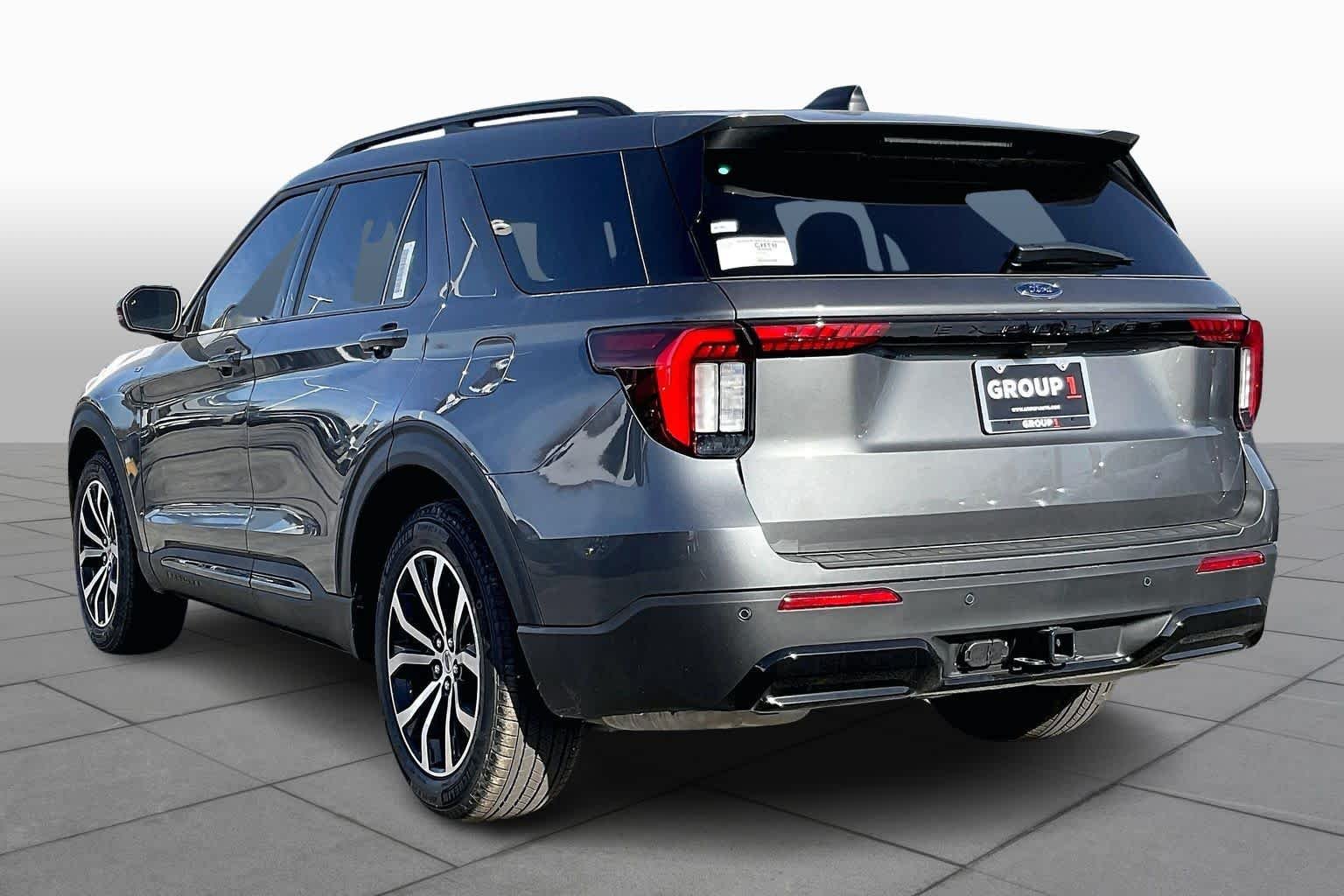 New 2026 Carbonized Gray Metallic Ford ST-Line image 9