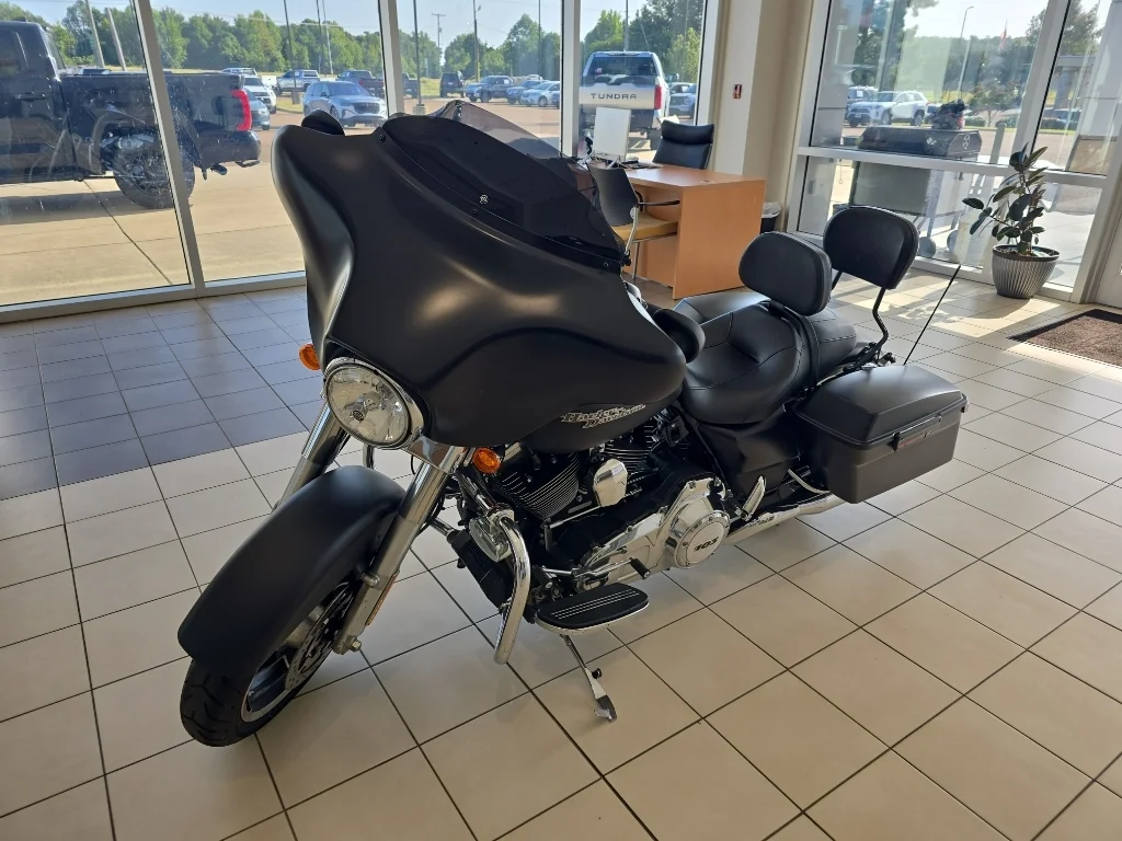 Used 2012  Harley-Davidson MOTORCYCLE image 1
