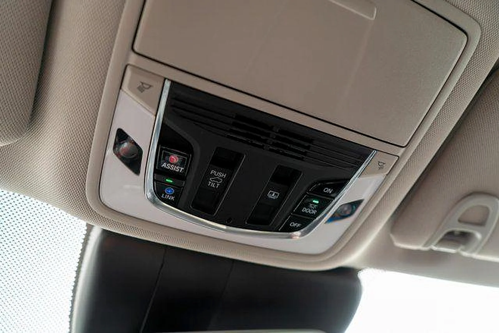 Used 2020 White Acura  image 37