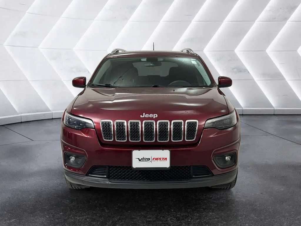 Used 2019 Red Jeep Latitude image 2