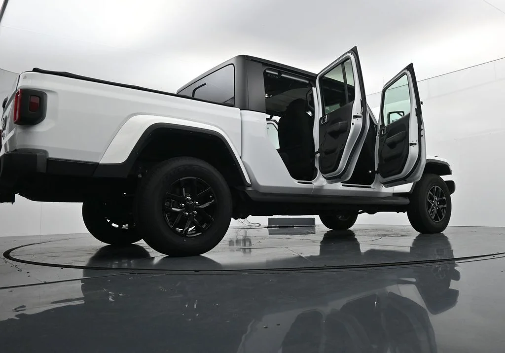 Used 2022 White Jeep Sport image 46