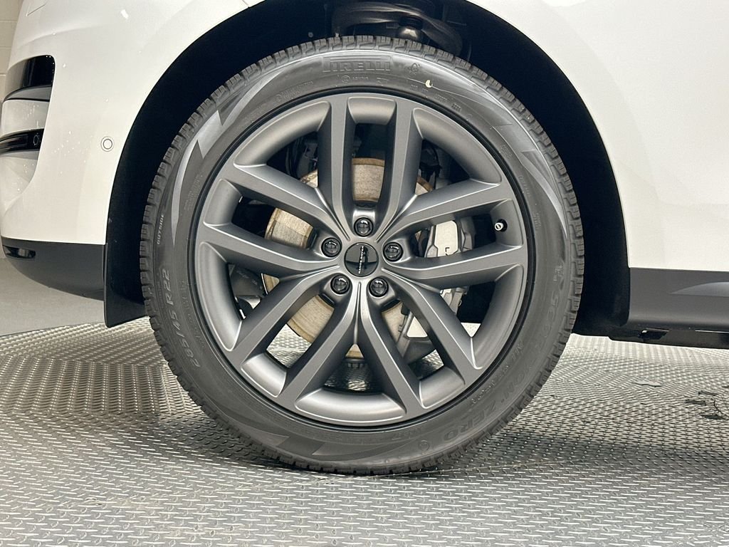 New 2026 Fuji White Land Rover SE image 5