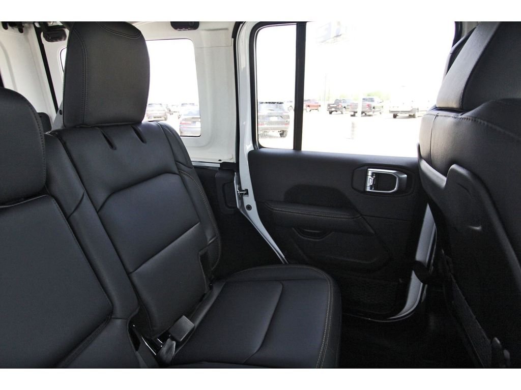 2025 Jeep Wrangler 4-Door Sahara - Photo 11
