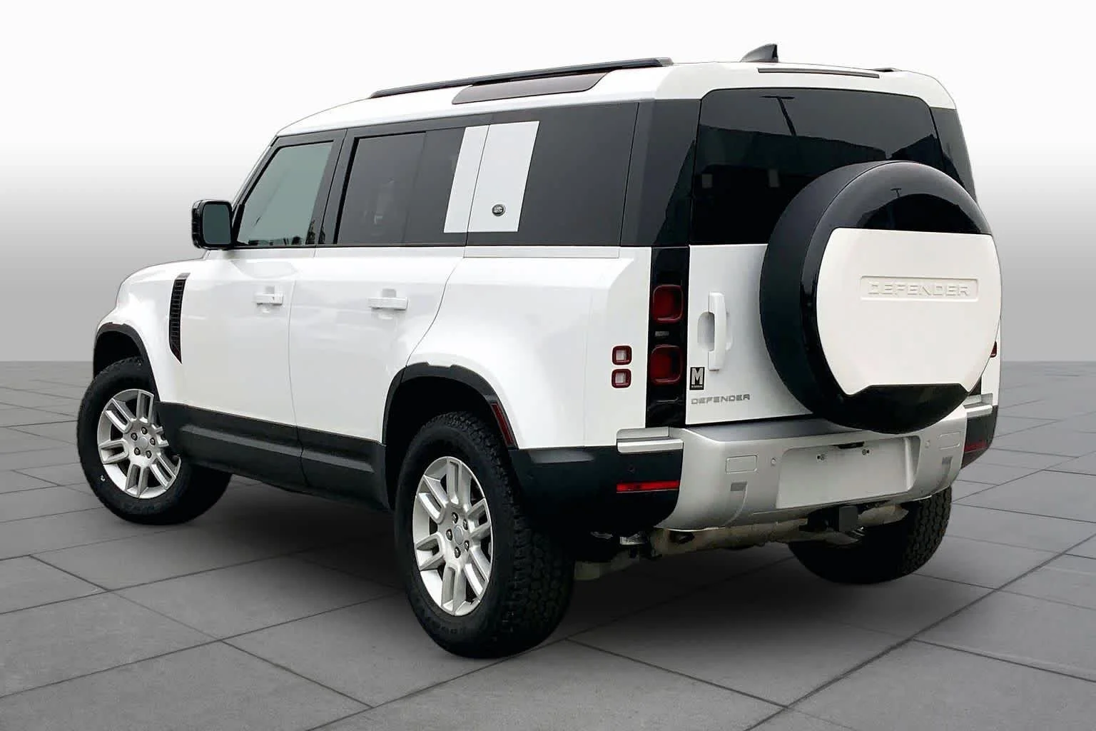 Used 2024 Fuji White Land Rover S image 12