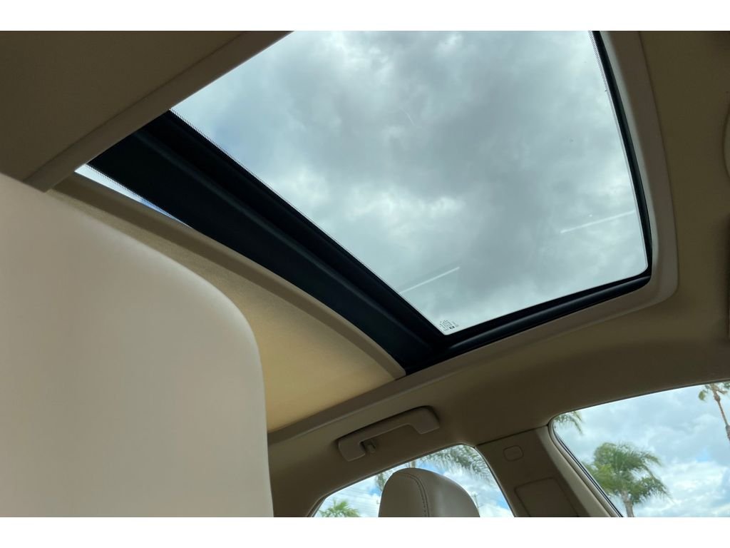Used 2013 White Diamond Tricoat Cadillac Luxury image 18