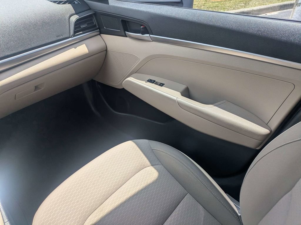 Used 2020 Red Hyundai SE image 15