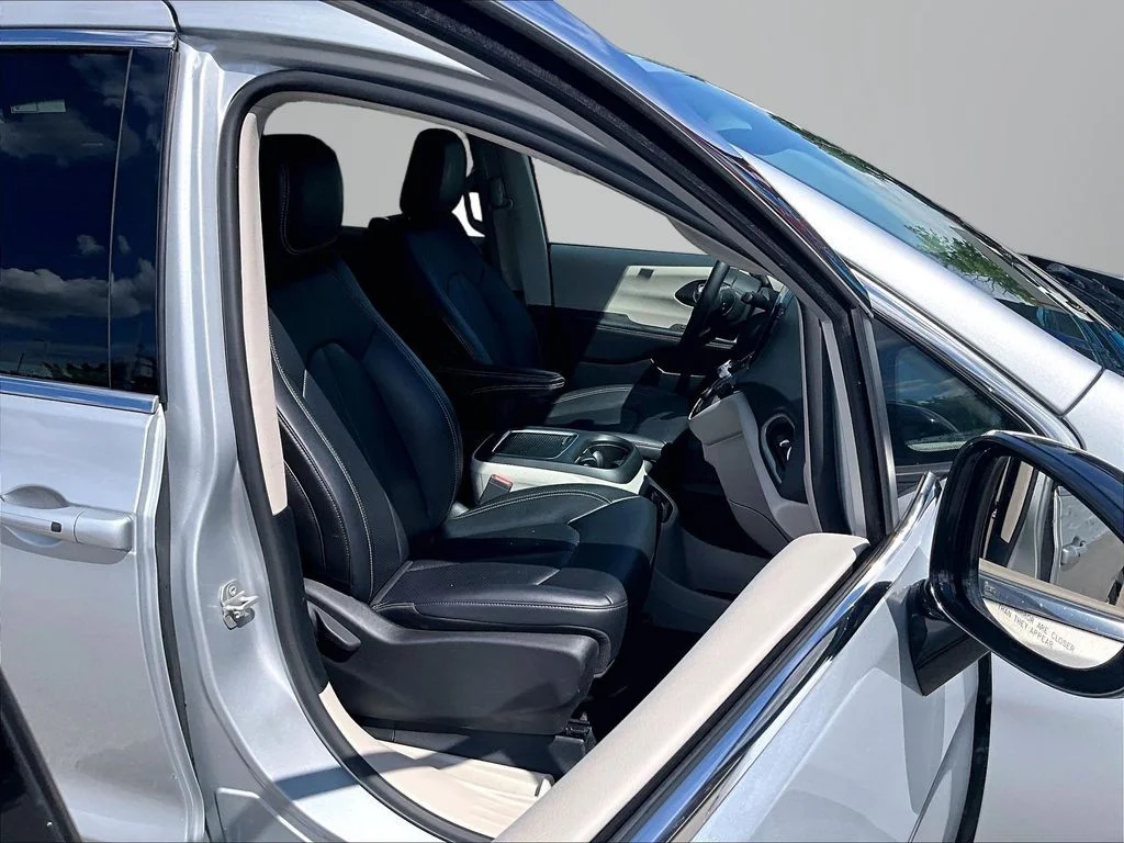 Used 2024 Silver Chrysler Touring L image 8