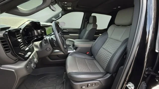 Used 2025 Black Chevrolet ZR2 image 18