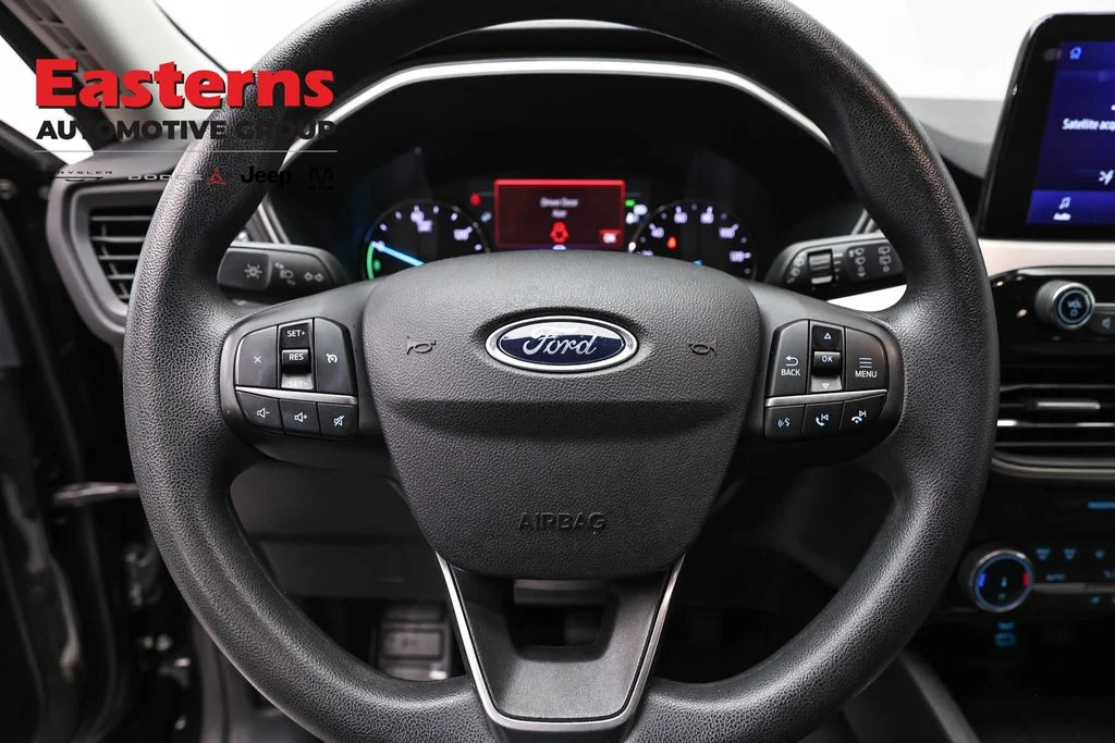 Used 2022 Black Ford SE image 11