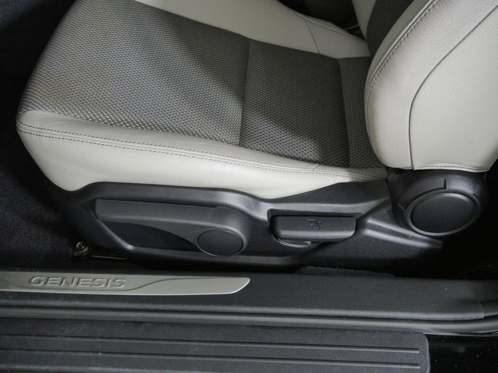 Used 2015 Black Hyundai 3.8 image 32