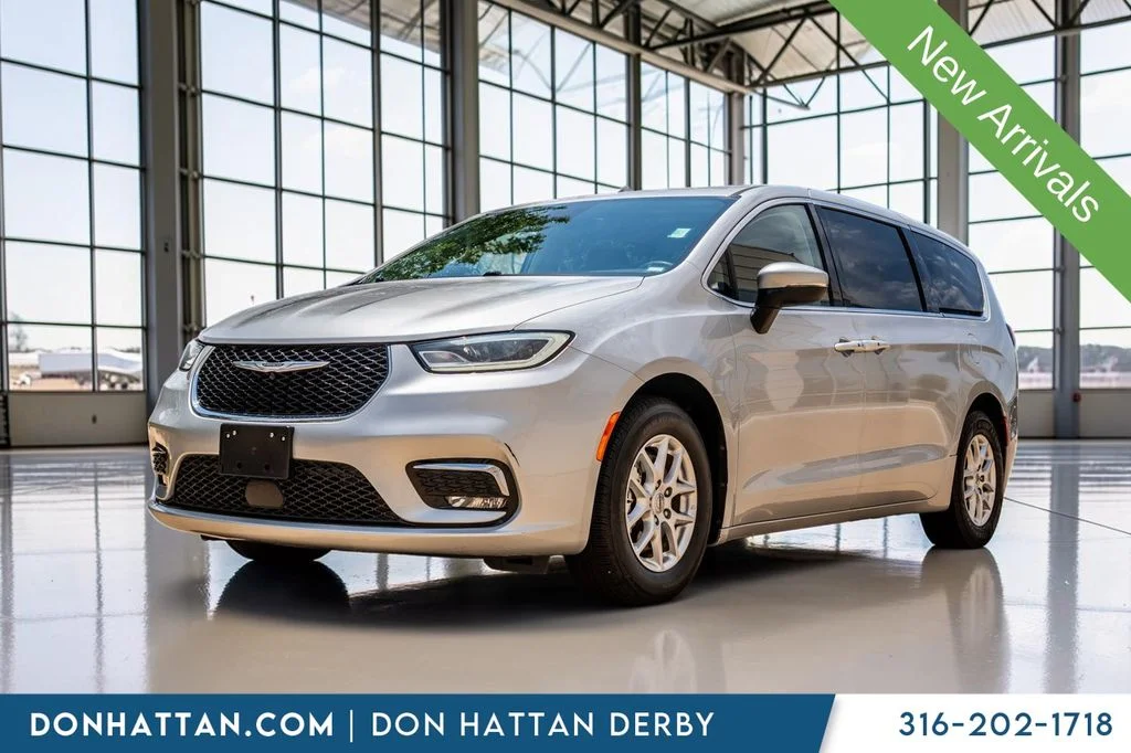 2023 Chrysler Pacifica Touring L's photo