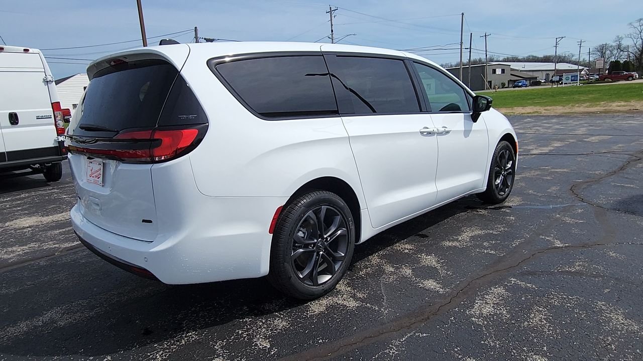 New 2026 Bright White Clear-Coat Exterior Paint Chrysler Select image 8