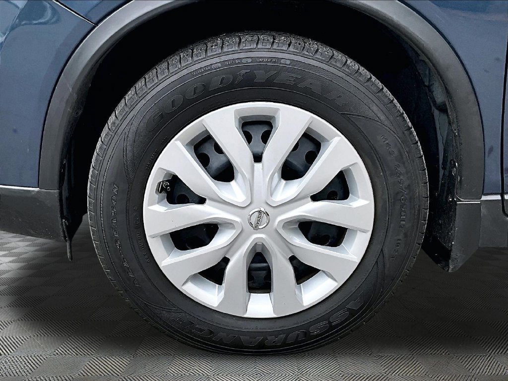 Used 2015 Arctic Blue Metallic Nissan S image 7