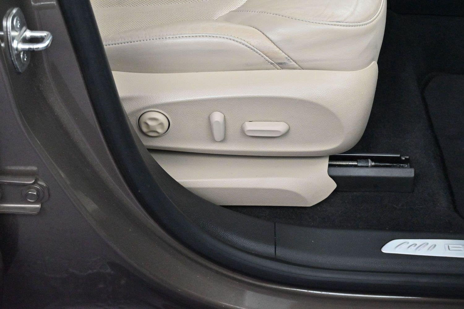 Used 2017 BRONZE ALLOY METALLIC Buick Essence image 36