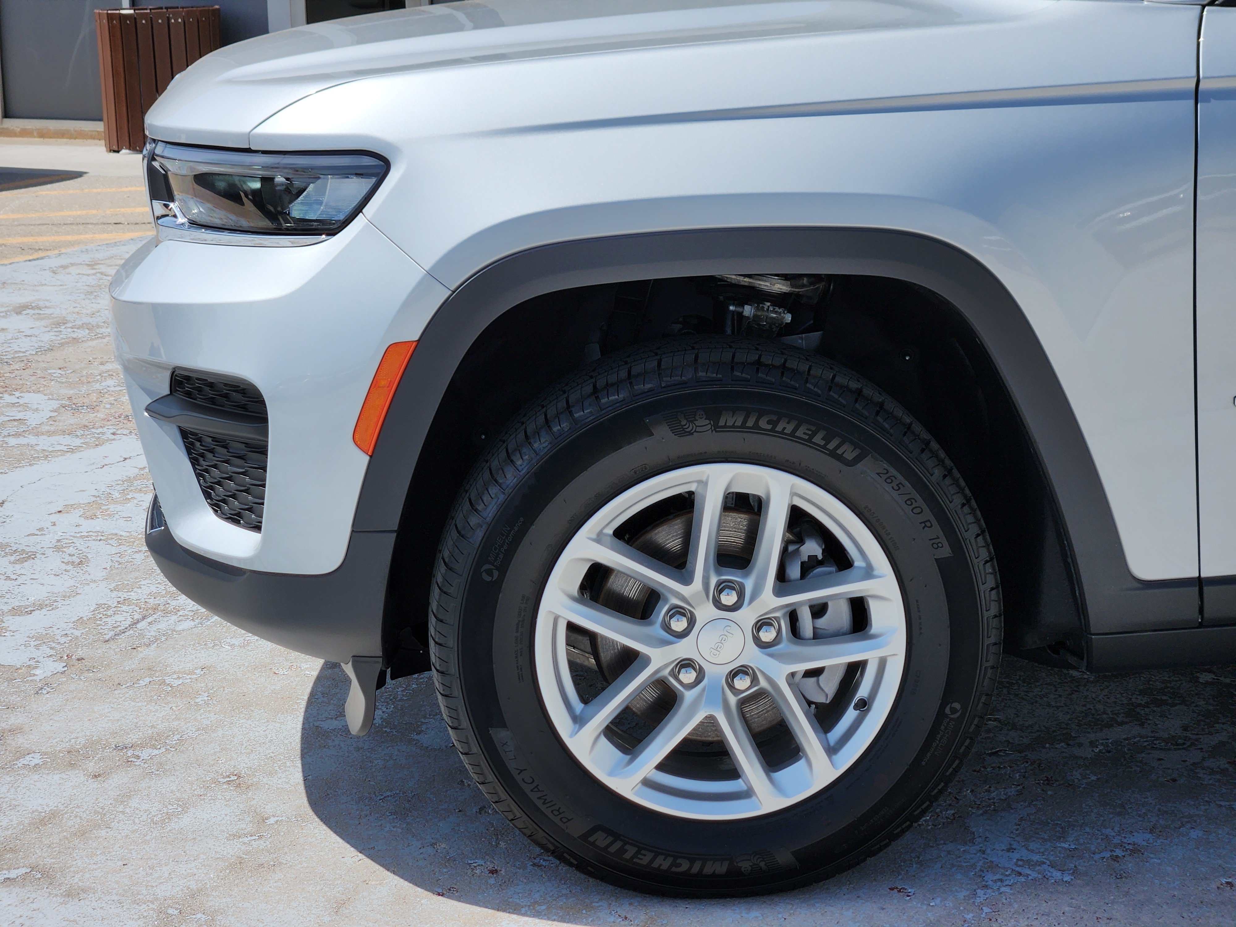 New 2026 Silver Zynith Exterior Paint Jeep Laredo X image 5