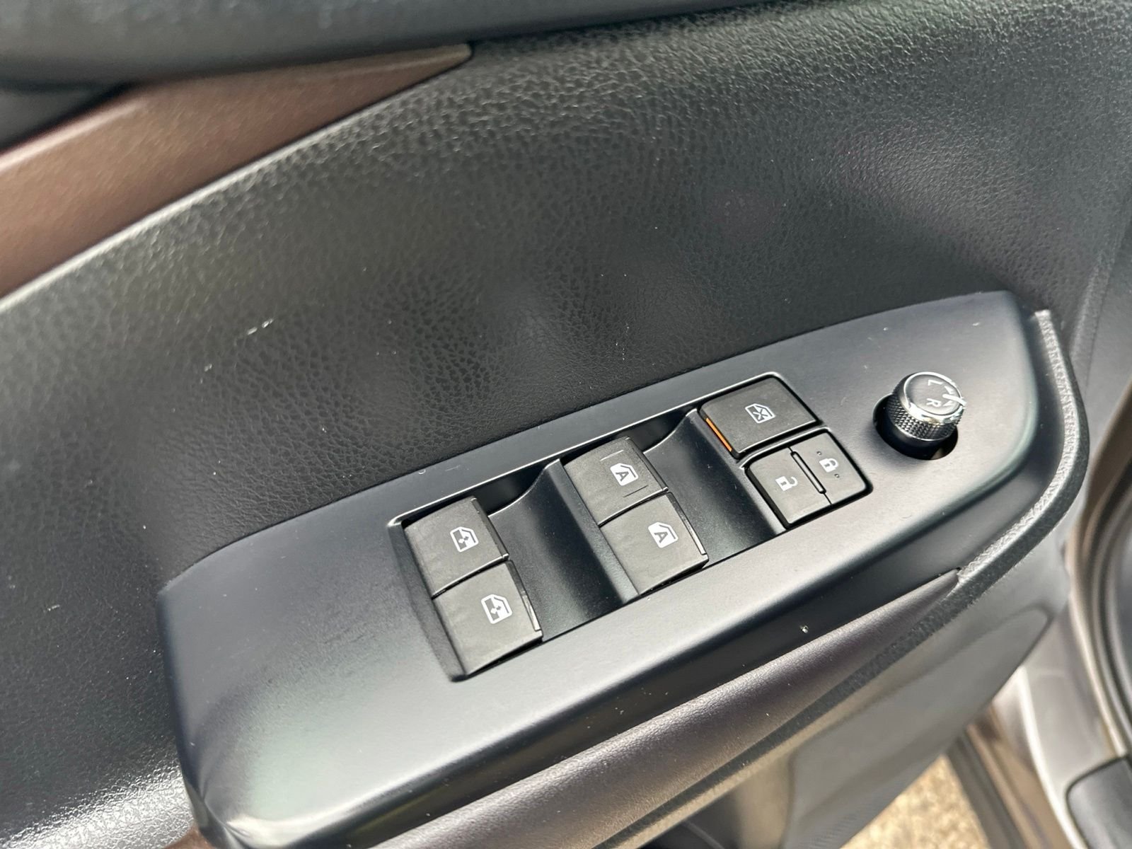 Used 2017  Toyota XLE image 19