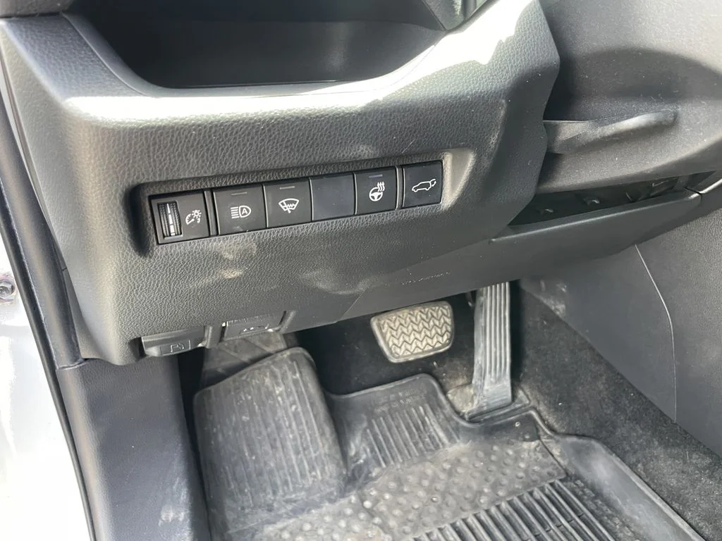 Used 2019 Super White Toyota XLE Premium image 18